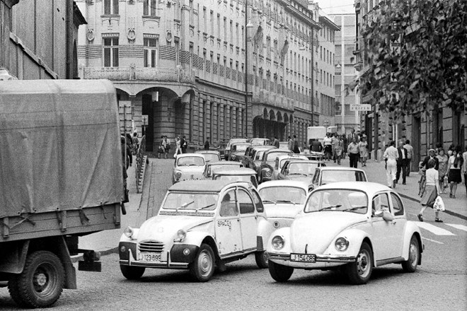 Leta 1976, ko je bila posneta ta fotografija, so avtomobili po Miklošičevi cesti vozili proti Prešernovemu trgu.