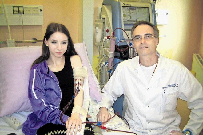 Dr. Gregor Novljan, vodja Centra za otroško dializo in transplantacijo na Pediatrični kliniki UKC Ljubljana, in Kristina, ki...
