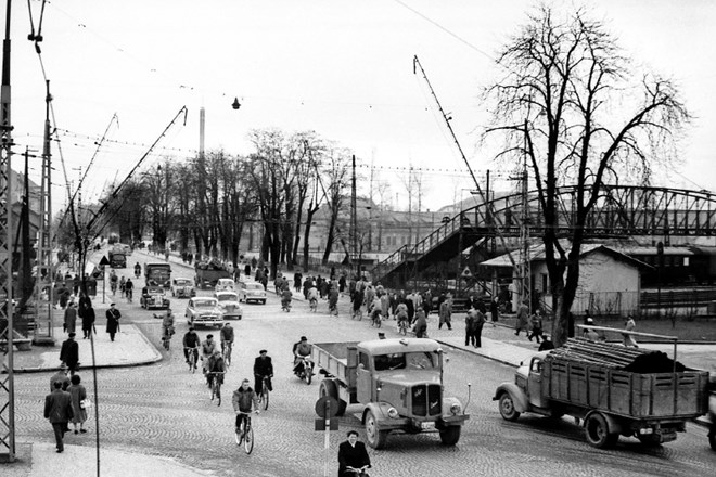 Pogled od Bavarskega dvora proti Dunajski cesti pred gradnjo podvoza leta 1962