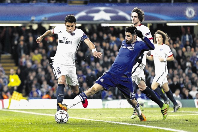 Diego Costa (v modri majici) je dosegel gola za Chelsea za izenačenje na 1:1 proti PSG, po slabi uri pa je moral zaradi...