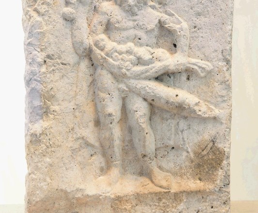 Pokrajinski muzej Koper hrani relief Priapa, grškega božanstva plodnosti z zelo velikim spolnim udom.
