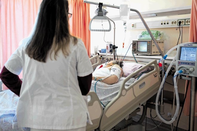 Zaradi pomanjkanja anesteziologov morajo številni mariborski bolniki na operacijo čakati dlje.