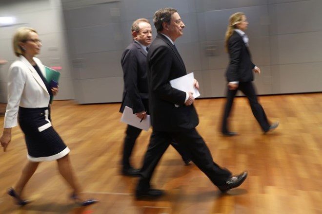 Mario Draghi, guverner Evropske centralne banke (v ospredju).