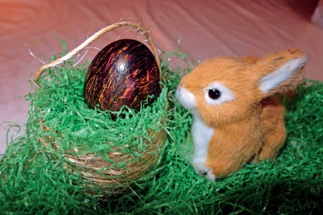 Velikonočno ustvarjanje: pobarvajmo jajca in jih razstavimo v lični košarici