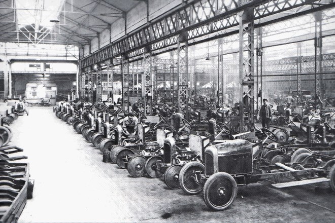 Pogled na Citroënovo tovarno v letu 1919, ko so začeli proizvajati avto type A (levo), in Andre Citroën tistega leta.