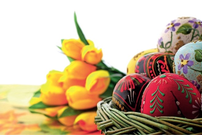 Velikonočno ustvarjanje: pobarvajmo jajca in jih razstavimo v lični košarici
