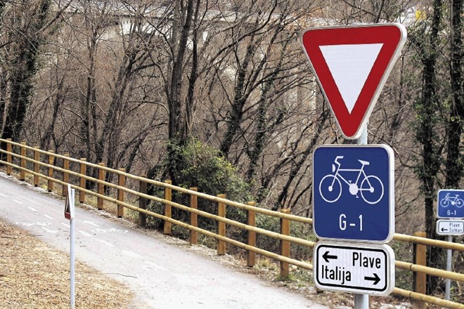 Vstop na kolesarsko pot je s sabotinske ceste in del (na levo) vodi proti Plavam, drugi del pa proti Italiji.
