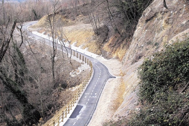 Sanacija plazu (na fotografiji desno) na odseku proti Italiji je podaljšala čas gradnje slikovite poti ob reki Soči.