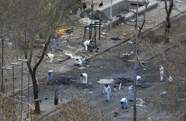 Policija in forenziki danes nadaljujejo preiskavo kraja eksplozije. (Foto: Reuters)
