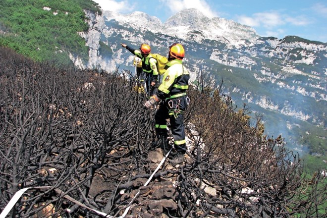 Gašenje požarov v visokogorju je drugačno od spopadanja z drugimi gozdnimi požari. Nujna je podpora helikopterja, ki na teren...