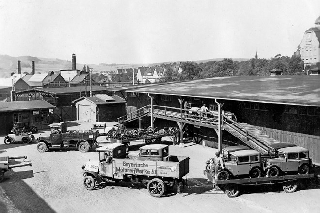 1. Prizor iz tovarne v letu 1929, ko je na cesto zapeljal prvi serijski štirikolesni BMW, model 3/15. Že štiri leta prej so...