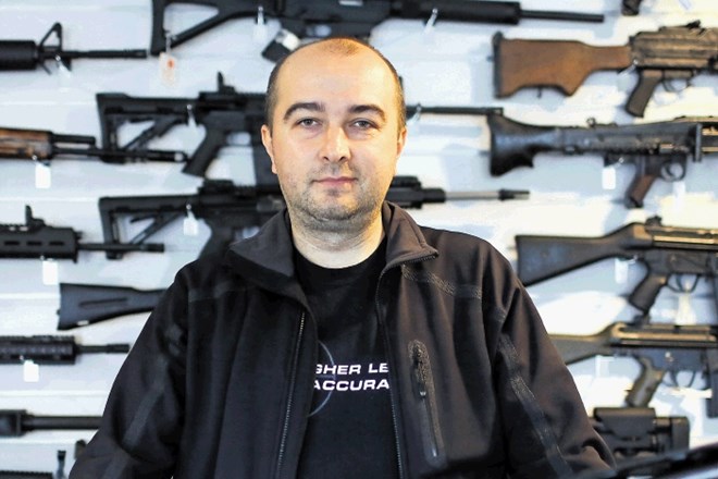 »Niso redki, ki pod krinko športnega orožja kupujejo varnostno orožje,« pravi Mitja Rebec.