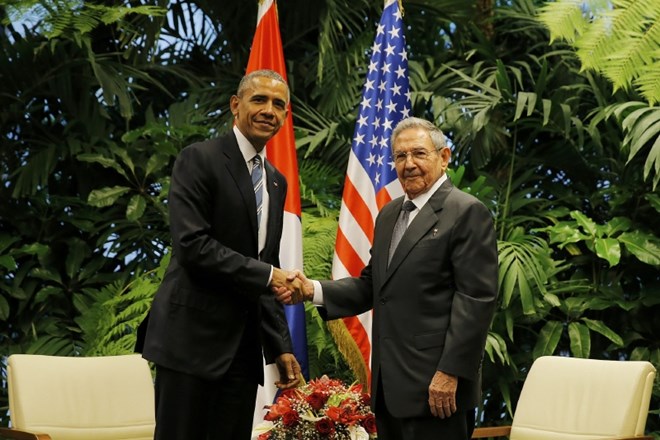 Zgodovinski stisk roke predsednikov ZDA in komunističnega karibskega otoka