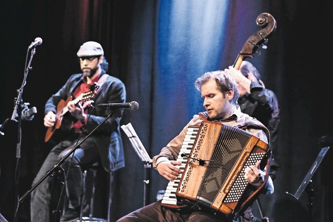 V tangu harmonikarja Jureta Torija se prepletajo elementi balkanskih ritmov, swinga, polke, punka pa tudi tipična tangovska...