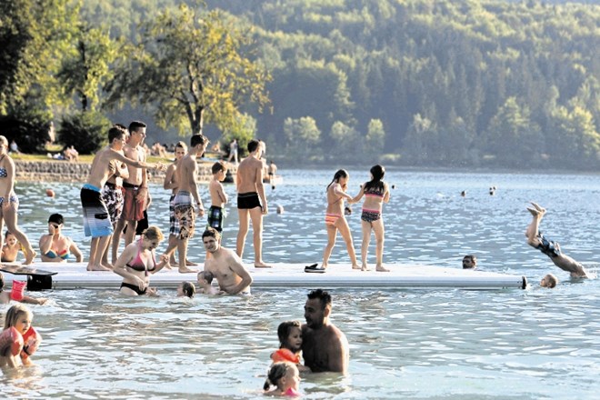 Številni obiskovalci, ki se poleti hladijo v Bohinjskem jezeru, se jezijo, ker jim Bohinjci zaračunavajo parkirnino.