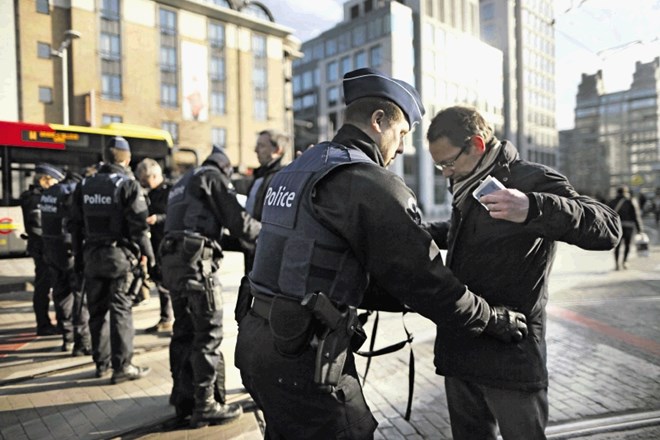 Belgijska policija se je po razglasitvi najvišje stopnje nevarnosti podala v lov na tretjega udeleženca bombnih napadov in...