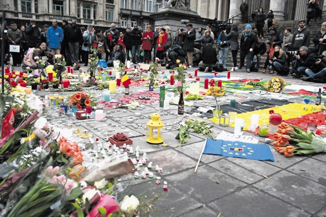 Na trgu pred bruseljsko borzo so ljudje v znak spomina na žrtve terorističnega napada polagali cvetje in drugo okrasje.