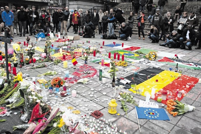 Na trgu pred bruseljsko borzo so ljudje v znamenje žalovanja za žrtvami terorističnega napada polagali cvetje in drugo...