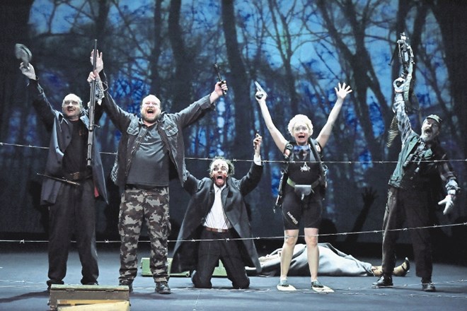 Prvo gledališko postavitev kultne Butnskale bodo premierno uprizorili v nedeljo; koprodukcijsko predstavo je zrežiral Vito...
