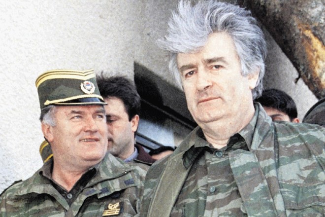 Karadžić z generalom Mladićem (levo), ki prav tako čaka na sodbo sodišča, v času, ko sta odločala o življenju in smrti...