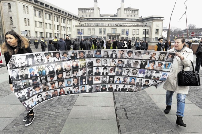 Svojci žrtev Karadžićeve soldateske so se tudi včeraj, na dan sodbe, zbrali pred poslopjem haaškega sodišča.