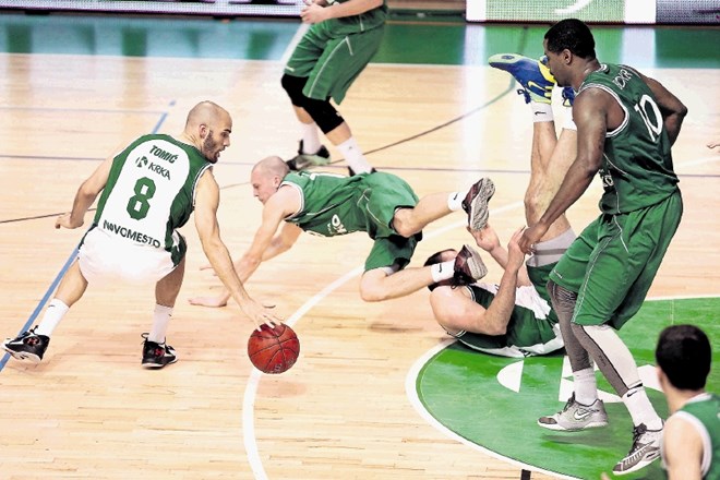 Košarkarji Zlatoroga (v zelenem) so pred koncem tretje četrtine proti Krki vodili že za 15, a na koncu v napeti končnici...