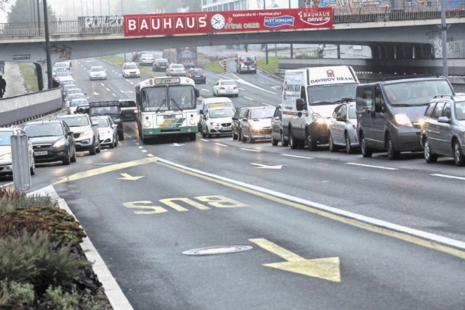 Osebni motorni promet na Celovški cesti se je po uvedbi rumenih pasov zmanjšal, a bistveno manj kot na Dunajski cesti.