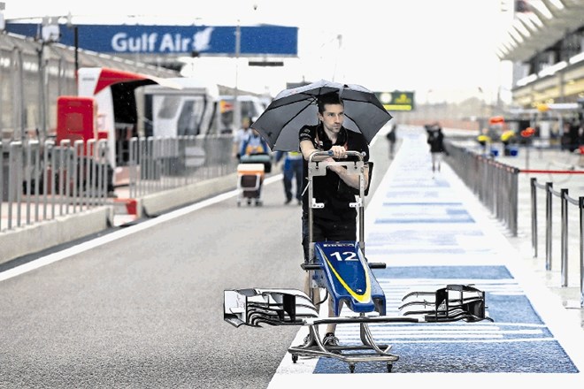 Mehaniki moštev formule 1 so včeraj pred dirko za veliko nagrado Bahrajna v rahlem dežju urejali še zadnje podrobnosti. Na...