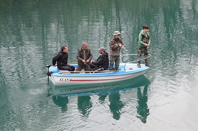 Ribiči iz vseh krajev Slovenije in sosednjih držav so lovili z bregov, čolnov in tudi v vodi. (Foto: Jani Alič)