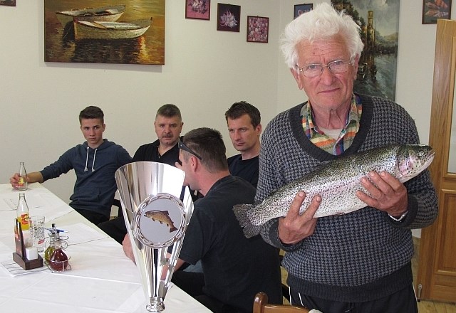 Največjo ribo v  reki Vipavi, 57 centimetrov veliko šarenko, je ujel Milorad Vukašinović, člani ribiške družine Renče. (Foto:...