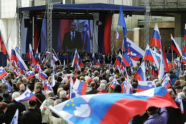 Trg republike je bil dopoldne preplavljen s slovenskimi zastavami. (Foto: Daniel Novaković/STA)