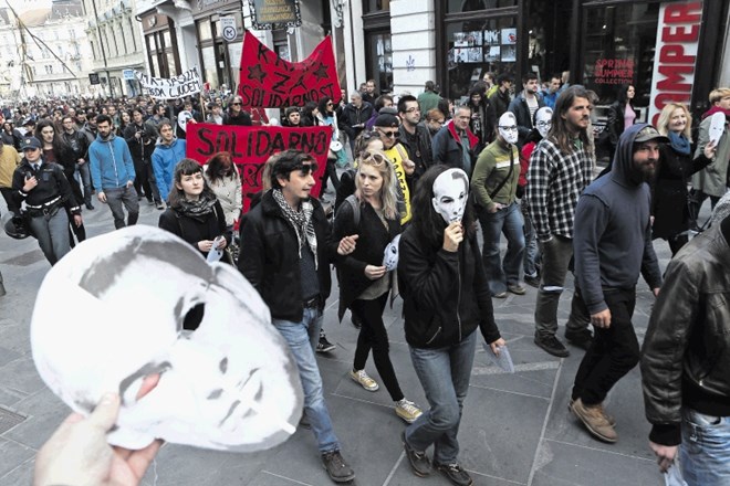 Maske s podobo Janeza Janše in Mira Cerarja so si na ljubljanskih ulicah nadeli protestniki ne glede na barvo kože in...