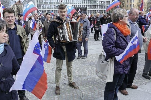 Na shodu V obrambo Slovenije so poskrbeli tudi za pristno slovensko glasbo. (Foto: Maja Marko)