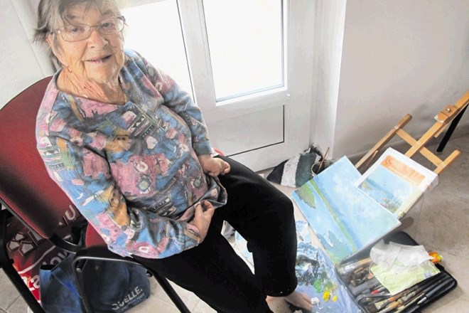 »Vse, kar drugi počnejo z rokami, delam jaz z nogami. Le kuham ne več,« pravi 84-letna Angela Medved.