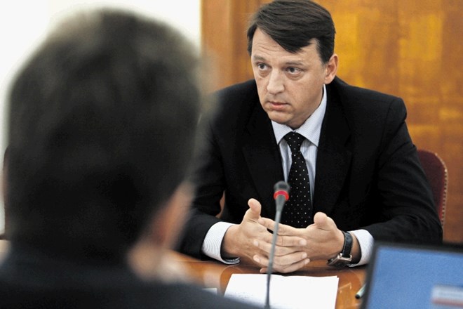 Nekdanji predsednik vlade Anton Rop je  zoper odločbo Banke Slovenije sprožil postopek sodnega varstva.