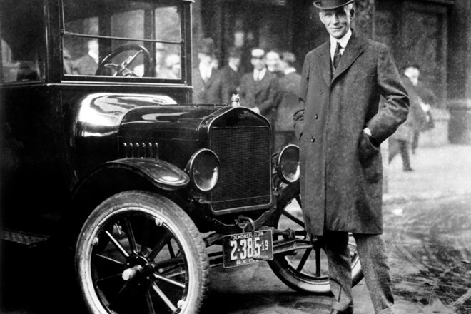 Ponosni Henry Ford ob modelu T, ki je vožnjo z avtomobilom zaradi relativno nizke cene omogočil tudi srednjemu sloju...