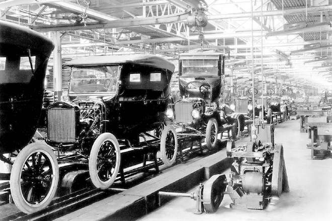 Prizor s Fordovega tekočega traku leta 1908