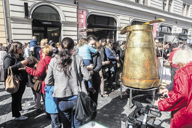 Na Festivalu bosanske hrane so kuhali kavo v ogromni džezvi, ki je pred leti prišla v Guinnessovo knjigo rekordov.