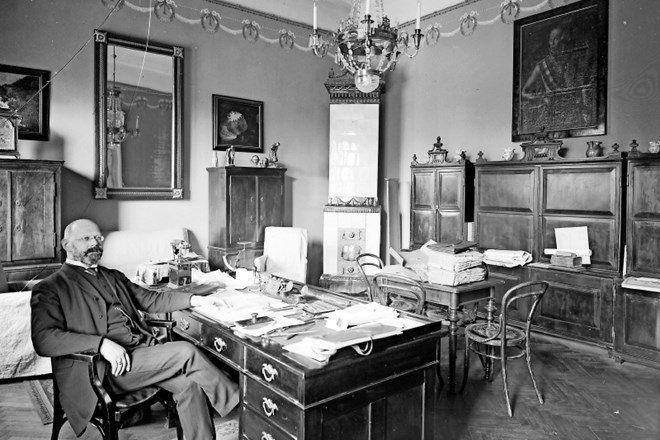 Ravnatelj Deželnega muzeja za Kranjsko dr. Josip Mantuani v svoji pisarni, okoli leta 1910