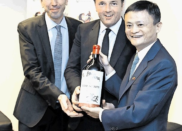 Italijanski kmetijski minister Maurizio Martina, italijanski premier Matteo Renzi in lastnik Alibabe Jack Ma na vinskem sejmu...