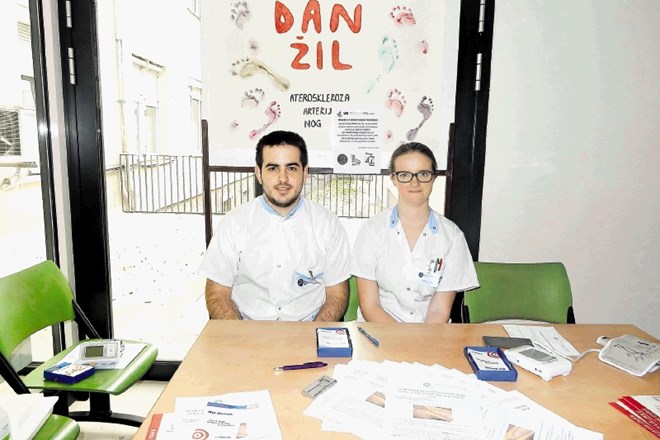 Študenta jeseniške fakultete za zdravstvo Danilo Despotovič in Leja Mermolja sta  opozarjala, da moramo hoditi redno: »Ni...