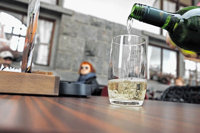 V Sloveniji vsak osmi moški in 12. ženska umreta zaradi alkohola. V povprečju izgubijo 12 let življenja.