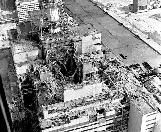Četrti reaktor oziroma kar je od njega ostalo po eksploziji.