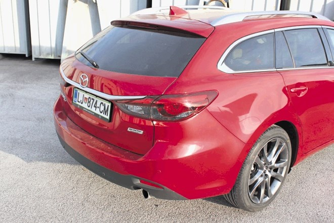 Mazda6 wagon in škoda superb combi: Teorijo hitro sesujeta v prah