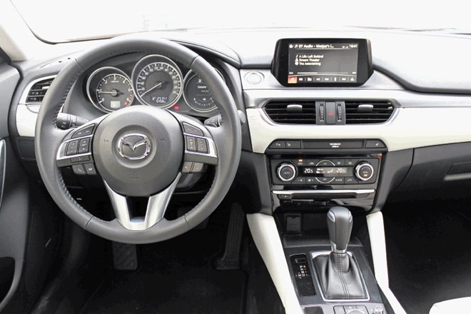 Mazda6 wagon in škoda superb combi: Teorijo hitro sesujeta v prah