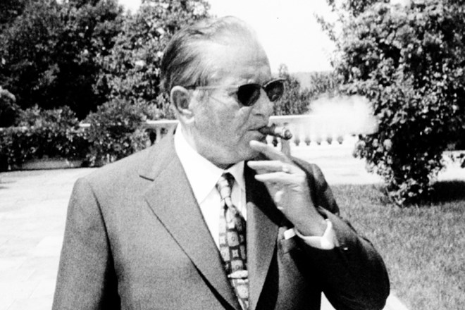 Tito je  Richardu Nixonu, ki mu je med njegovim  obiskom v Ameriki leta 1971 podaril kamen z Lune,  v obraz  veselo puhal dim...