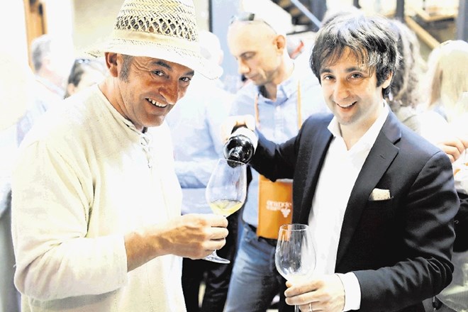 Festival oranžnih vin   bo že peti po vrsti (na fotografiji vinar Aci Urbajs in Tomaž Kavčič z Dvorca Zemono).