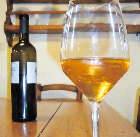 Oranžno vino dobi barvo iz grozdnih olupkov