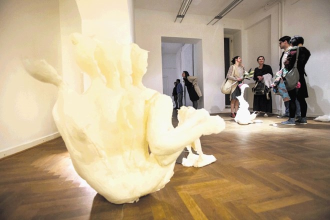 Na skupinski kiparski razstavi Valovanje v skulpturi v Mestni galeriji Ljubljana se predstavlja tudi kiparka Katja Oblak, ki...
