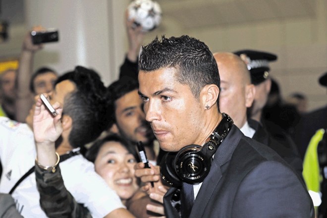 Portugalski zvezdnik Cristiano Ronaldo je bil ob prihodu na letališče v  Manchester osrednja tarča angleških navijačev Reala,...